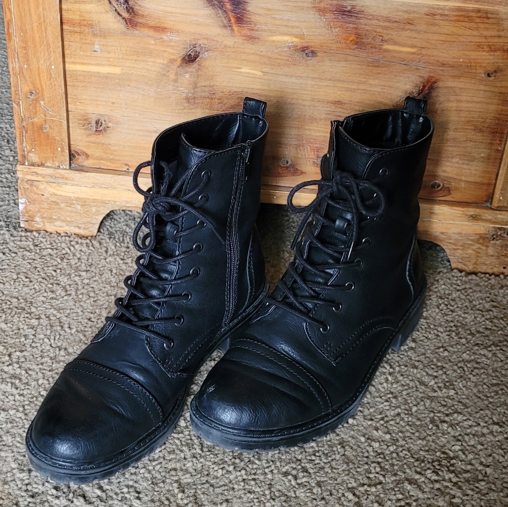 Universal Thread Combat Boots